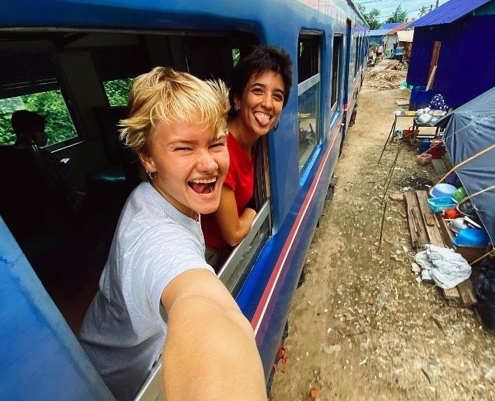 hhow to make friends while travelling as a Deaf solo traveller