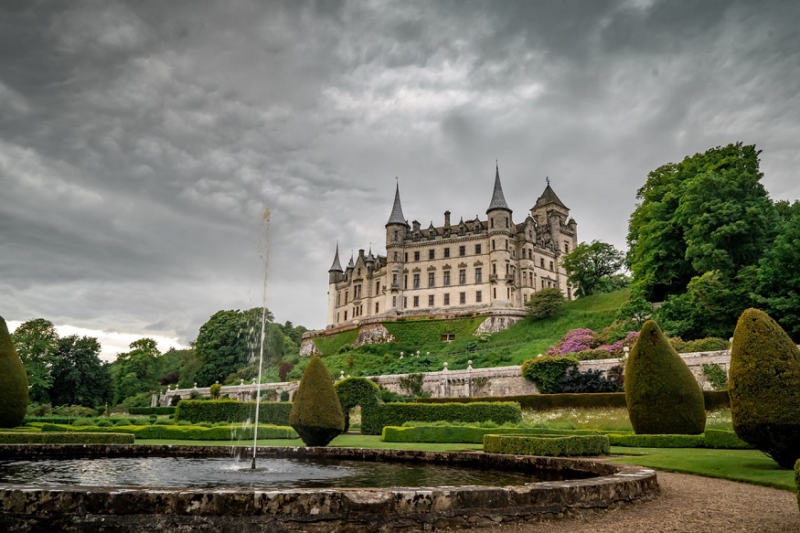 scotland road trip, dunrobin castle with a grey sky